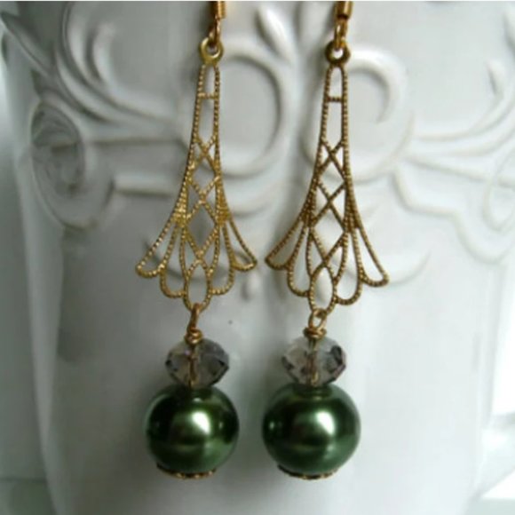 2/$25🌻CLEARANCE SALE🌻Antique Vintage Green Pearl Crystal Gold Dangle Earrings